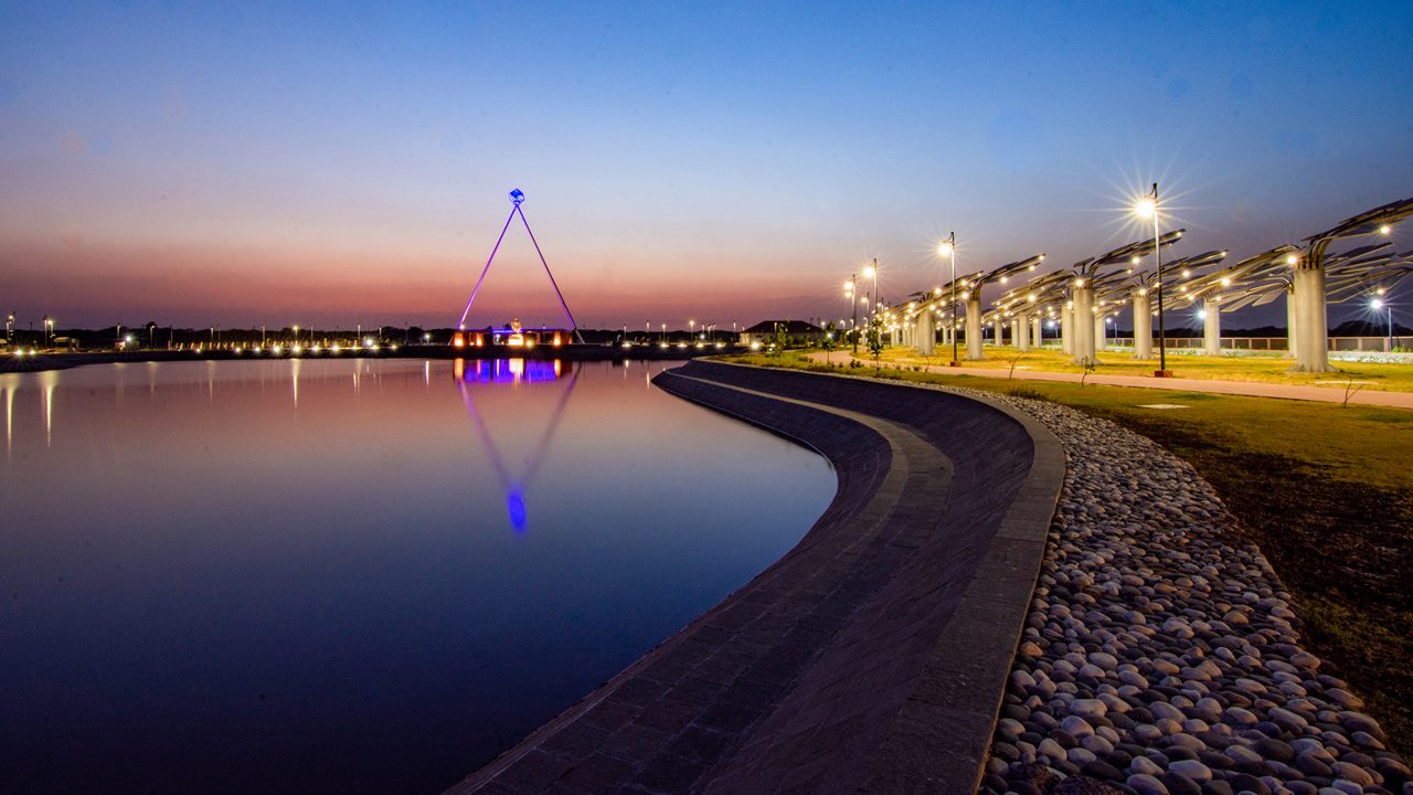 The city is rich in culture and heritage, featuring attractions such as the Dutch Garden, Surat Castle, and the scenic Tapi River.