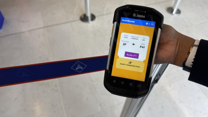 Connect France Launches 'Short Connection Pass' to Improve Transit Flow at Paris-Charles de GaulleEdited Article (Refined and Neutral):
At the 55th edition of the Paris Air Show (SIAE) in June, Air France-KLM and Groupe ADP announced the Connect France partnership, aimed at improving the passenger experience at Paris-Charles de Gaulle Airport. This summer marks the rollout of the first initiative under this collaboration: a system designed to facilitate smoother connections for short-transfer passengers.Air France transports up to 140,000 passengers daily, with nearly half connecting through its hub at Paris-Charles de Gaulle. To help streamline transit, Groupe ADP has introduced a dedicated connection route supported by newly updated multilingual signage throughout the airport.While Air France’s flight schedules are coordinated to support smooth transfers, delays and other factors can reduce connection times. The newly introduced "Short Connection Pass" system automatically prioritizes passengers with limited time between flights—without requiring any manual action.For example, if a passenger has less than 45 minutes to connect (e.g., between a flight from Toulouse and a departure to New York JFK), a priority process is triggered. Upon arrival at Charles de Gaulle, affected passengers receive an SMS and email alerting them that they qualify for fast-track access at security and border control. Notifications will soon be expanded to the Air France app and WhatsApp.Once at the checkpoint, scanning the passenger’s boarding pass automatically alerts the service provider, who grants priority access. The system is designed to reduce wait times and help ensure passengers reach their gates on time.This initiative is supported by real-time data sharing between Air France, Groupe ADP, and its service partners, including:Estimated walking time between gatesTime needed for security and border controlLive wait times at checkpointsUpdated departure times for ongoing flightsConnect France's first project demonstrates a practical effort to improve operational efficiency and the transfer experience at Paris-Charles de Gaulle.“This launch reflects our joint aim with Air France-KLM to manage passenger flows better and make Paris-Charles de Gaulle a more accessible and coordinated hub,” said Régis Lacote, Director of Paris-Charles de Gaulle Airport.“Helping our customers move more easily through the airport remains a key focus. This step supports our goal to further develop Charles de Gaulle’s position in international air travel,” added Alain-Hervé Bernard, Executive Vice President of Operations and Cargo at Air France.