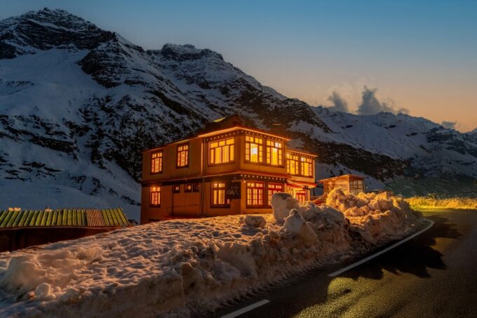 Snowfall Hits Himachal & Uttarakhand, Spurs Travel Rush