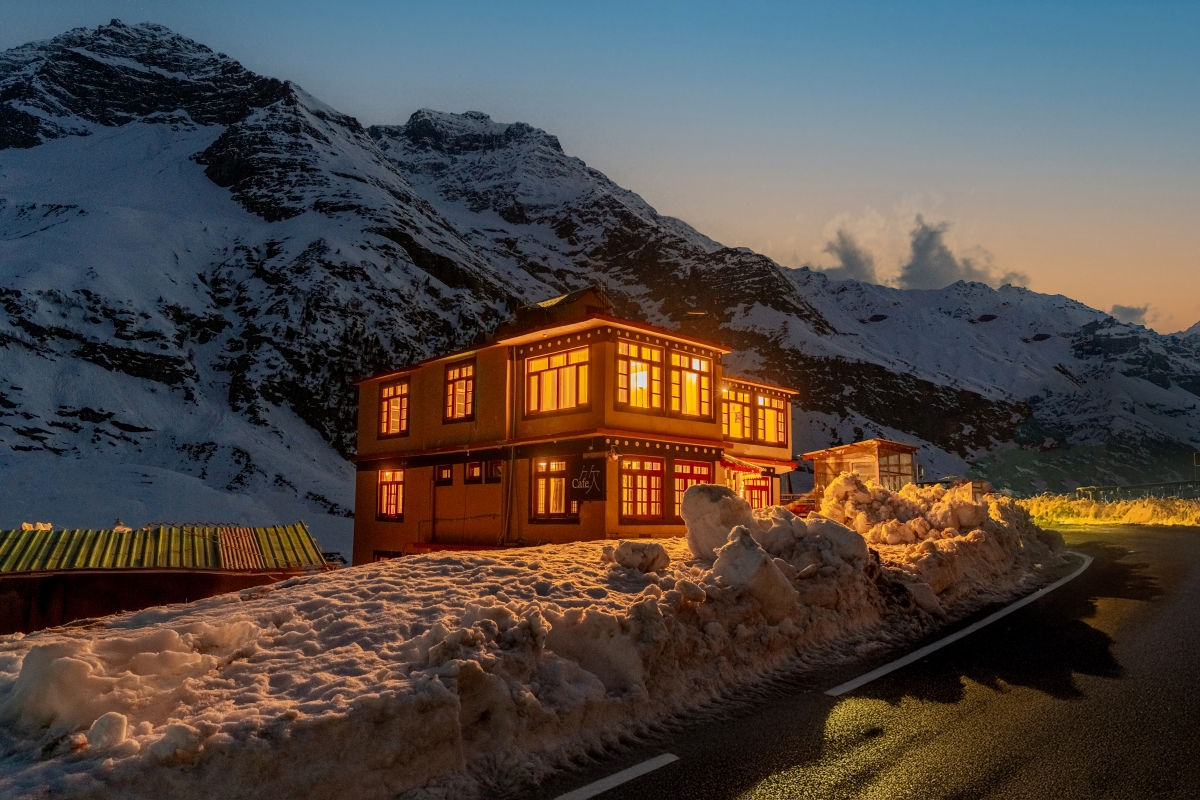 Snowfall Hits Himachal & Uttarakhand, Spurs Travel Rush