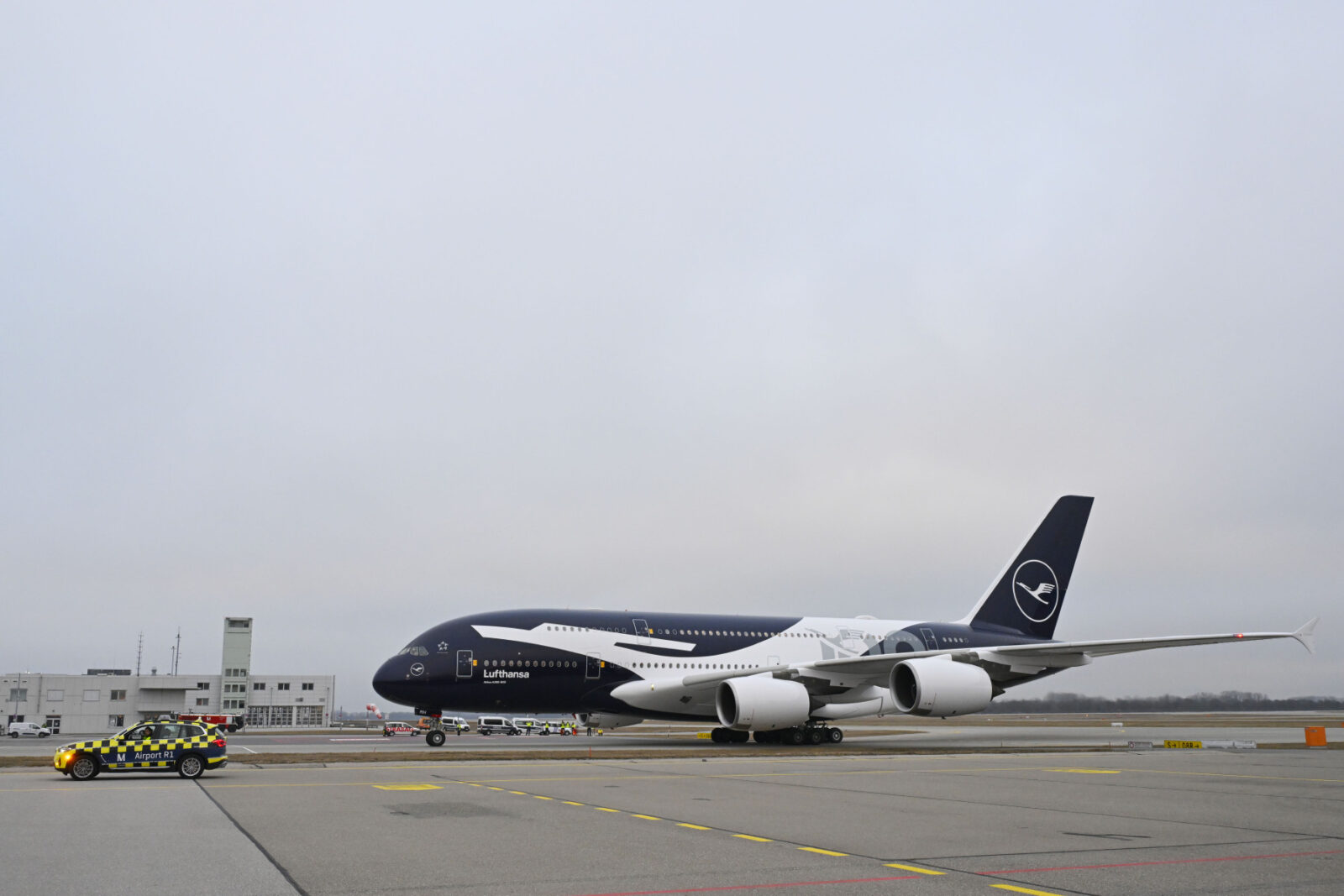 XXL Crane Deployed for Lufthansa A380