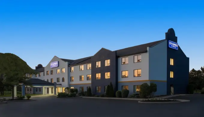City Express by Marriott Opens First Hotel in Canada